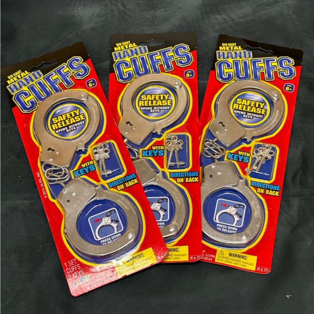 HAND CUFFS WHIT KEYS
